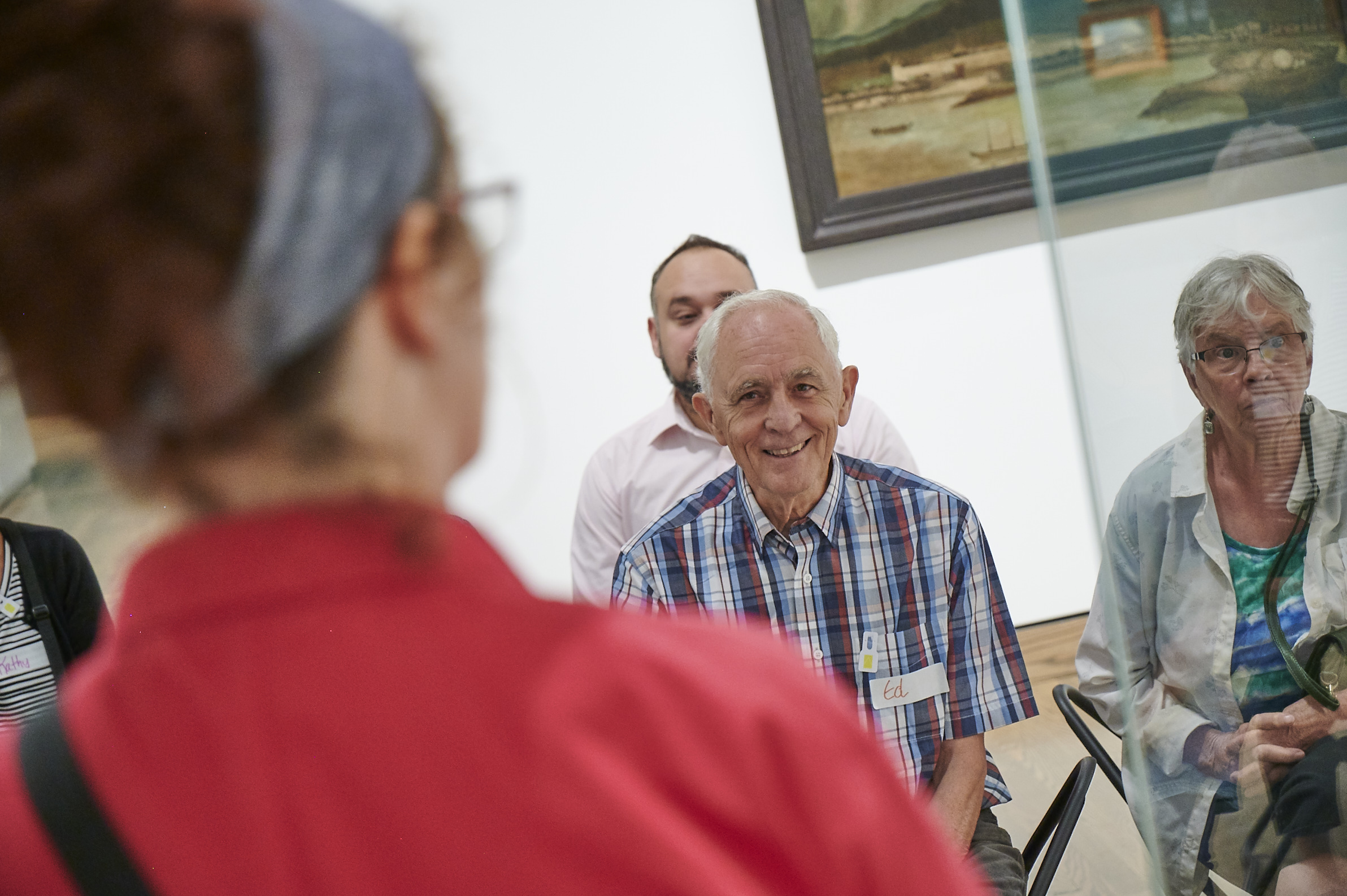 des personnes regardant des œuvres d'art dans une galerie